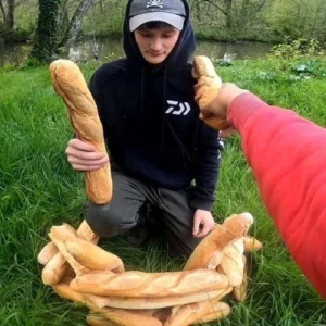 un pêcheur entourer de pain